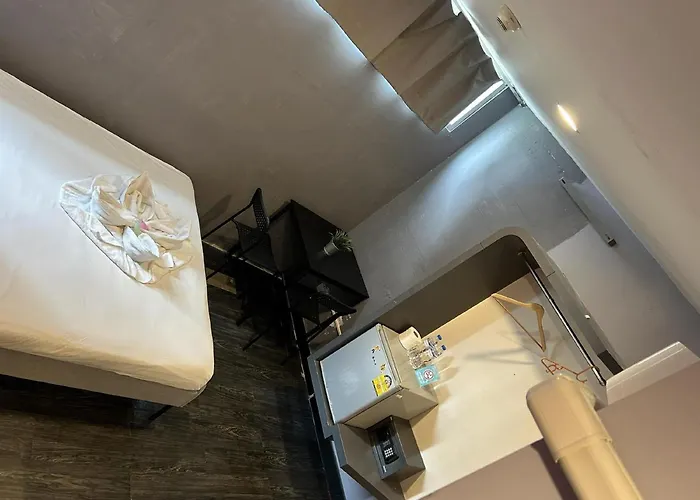 Cheqinn Hostel - Sukhumvit 4 Nana Plaza Bangkok